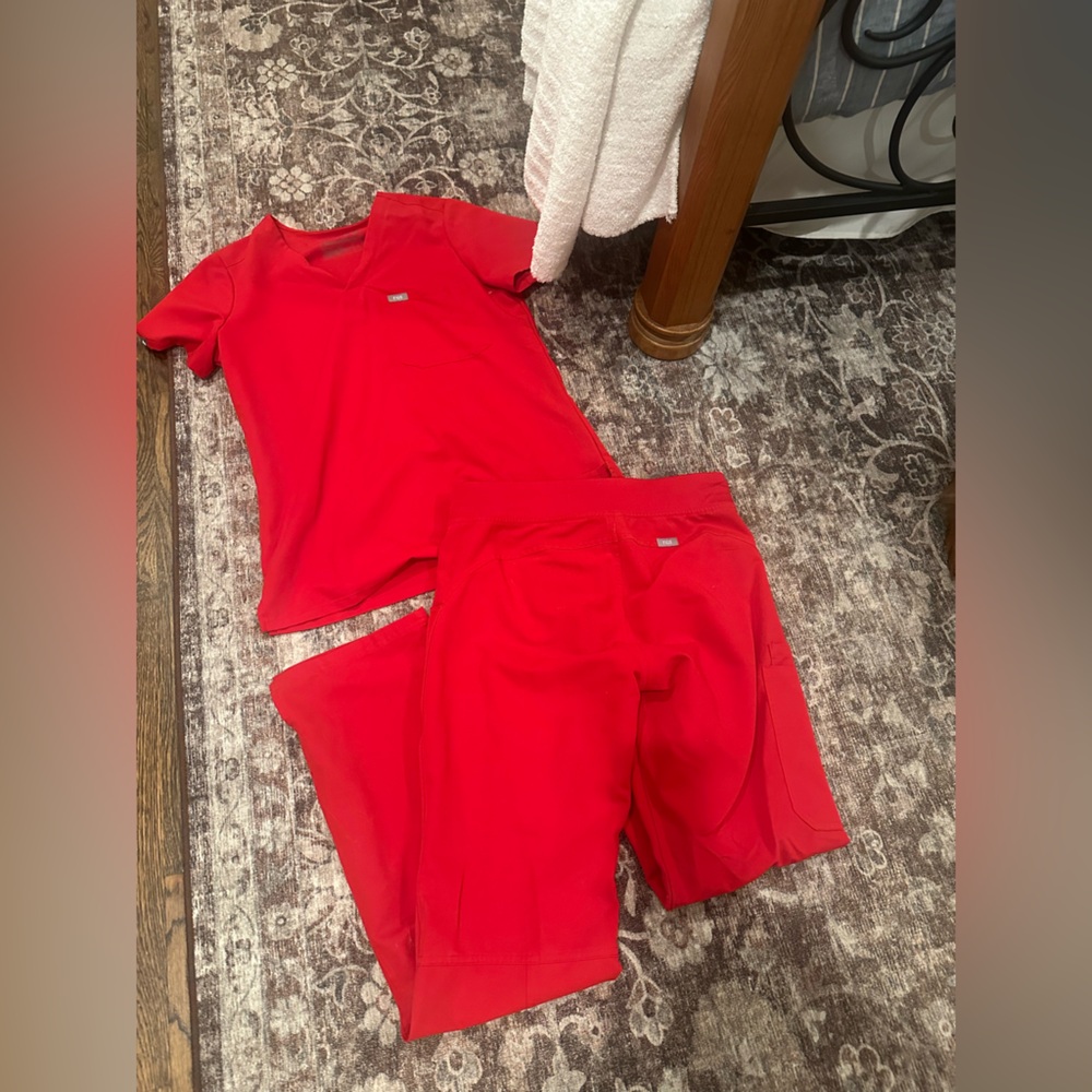 FIGS Winning Red Women’s Scrub Set Small Tall - Picture 3 of 4